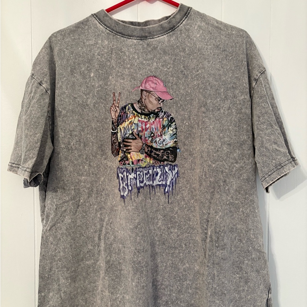 Grey Graphic Tee with Colorful Drip Artwork and Pink Cap